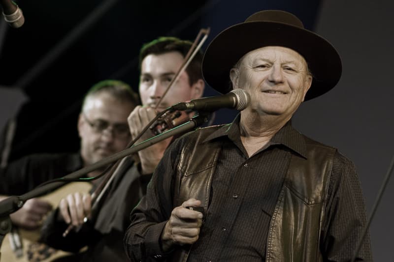 DT vyráží na turné s Charlie McCoyem